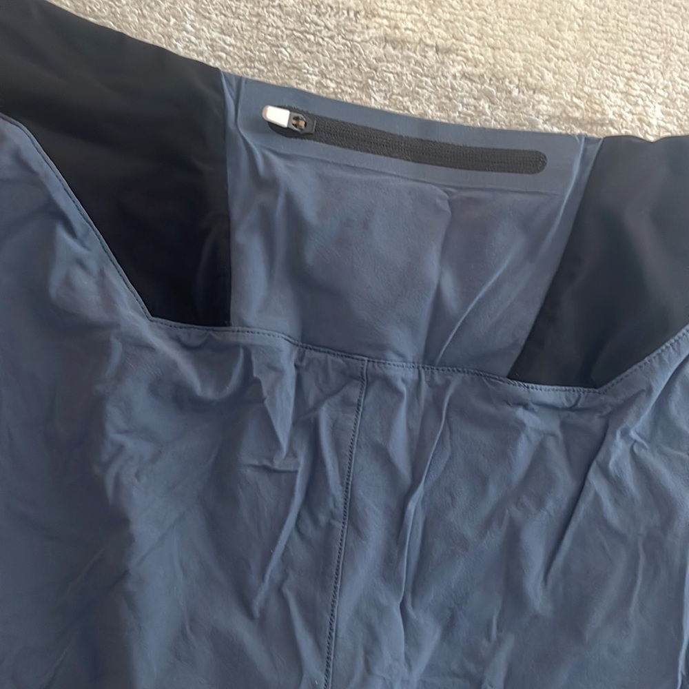 ON RUNNING shorts - Picture 4 of 4